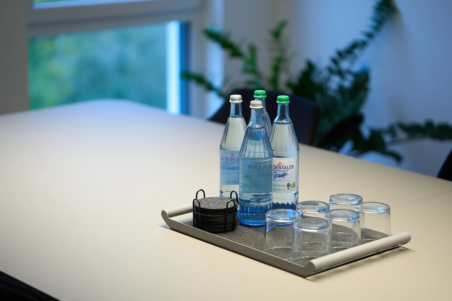 Ein gedeckter Besprechungstisch.