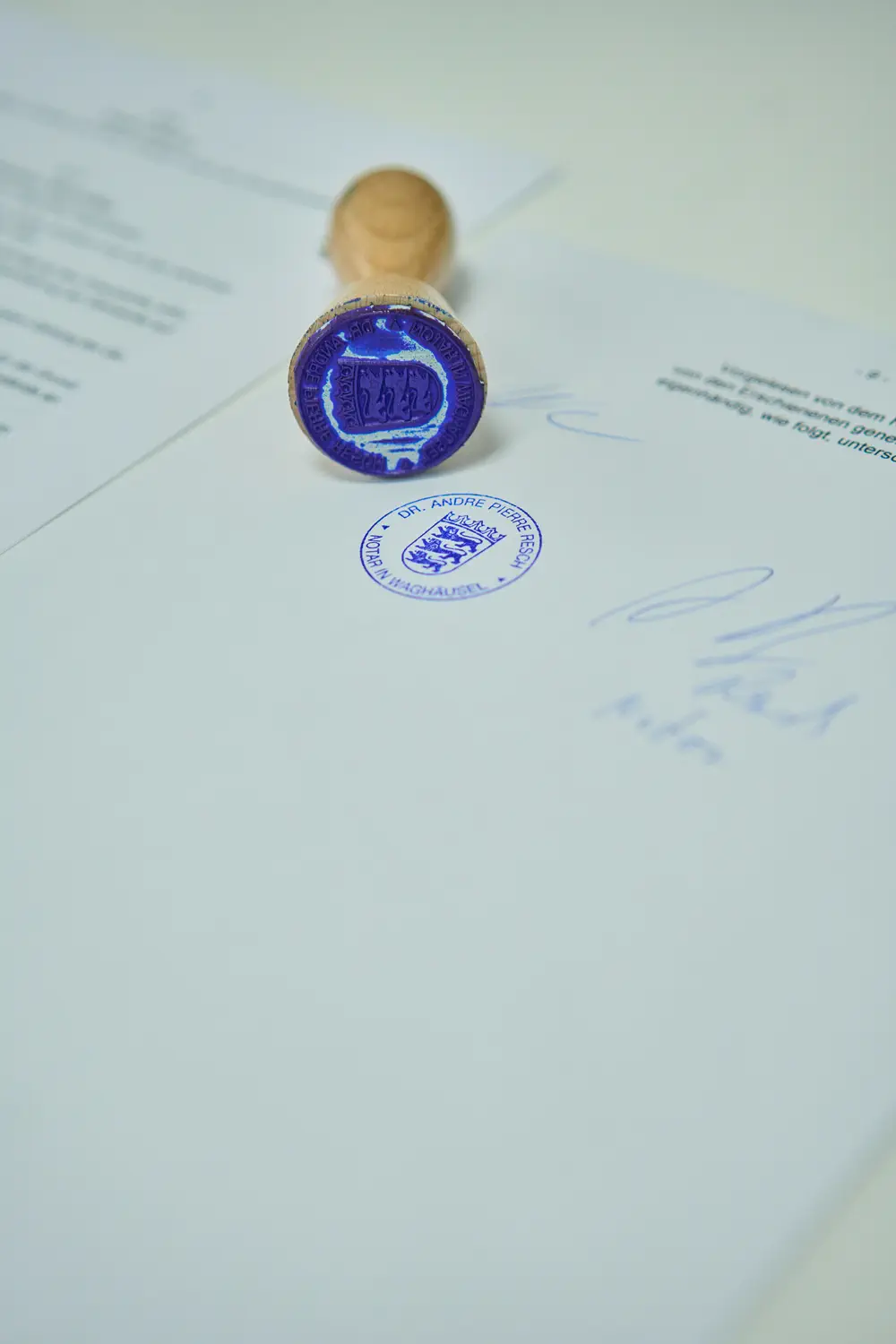 Notarstempel auf einem Dokument mit Unterschriften
