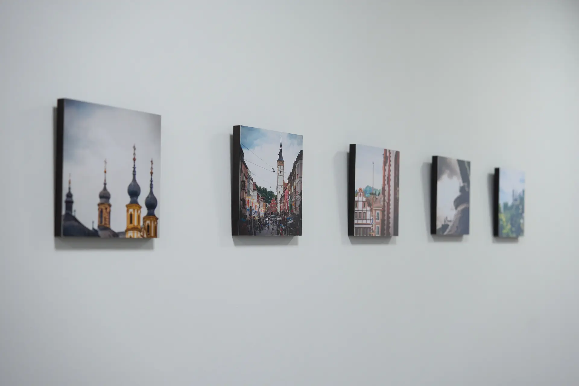 Eine Wand mit Bildern.